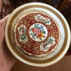 Vintage STRATTON Enameled Powder Compact